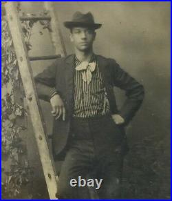 1860s BLACK GENTLEMAN LEANING ON LADDER ACTOR 6TH PLATE TINTYPE