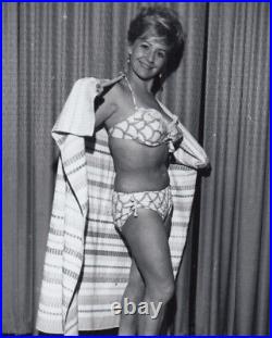BODACIOUS TATAS FAMOUS MILF HOUSEWIFE WOMAN in KINKY BIKINI 1964 VINTAGE PHOTO