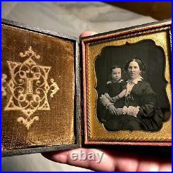 Beautiful 1/6 plate Daguerreotype of Affectionate Mother and Child in full case