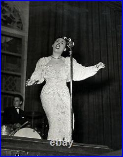 LENA HORNE ONSTAGE (ca. 1942) Vintage original 8x10 performance photo