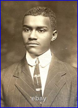 ORIGINAL SMARTLY DRESSED AFRICAN AMERICAN MAN wears LARGE DIAMOND PHOTO c1915
