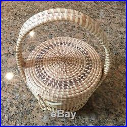 Vintage 1970s Charleston SC Gullah Sweetgrass Basket with Handle and Lid